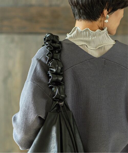 OPAQUE.CLIP（オペークドットクリップ）の「◆【2WAY／A4サイズ対応】フェイクレザードロストフリルハンドルショルダー（ショルダーバッグ・レディース・シルバー/ブラック/アイボリー・00）」の8枚目の写真