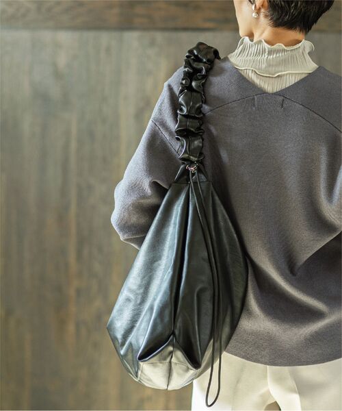 OPAQUE.CLIP（オペークドットクリップ）の「◆【2WAY／A4サイズ対応】フェイクレザードロストフリルハンドルショルダー（ショルダーバッグ・レディース・シルバー/ブラック/アイボリー・00）」の11枚目の写真