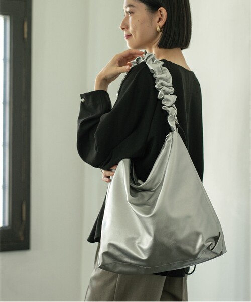 OPAQUE.CLIP（オペークドットクリップ）の「◆【2WAY／A4サイズ対応】フェイクレザードロストフリルハンドルショルダー（ショルダーバッグ・レディース・シルバー/ブラック/アイボリー・00）」の18枚目の写真