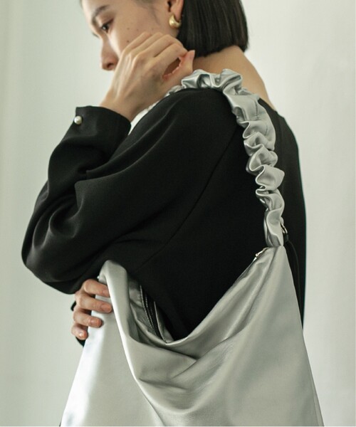 OPAQUE.CLIP（オペークドットクリップ）の「◆【2WAY／A4サイズ対応】フェイクレザードロストフリルハンドルショルダー（ショルダーバッグ・レディース・シルバー/ブラック/アイボリー・00）」の19枚目の写真