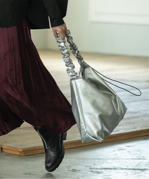 OPAQUE.CLIP（オペークドットクリップ）の「◆【2WAY／A4サイズ対応】フェイクレザードロストフリルハンドルショルダー（ショルダーバッグ・レディース・シルバー/ブラック/アイボリー・00）」の20枚目の写真