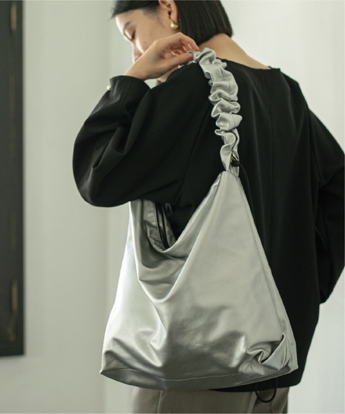 OPAQUE.CLIP（オペークドットクリップ）の「◆【2WAY／A4サイズ対応】フェイクレザードロストフリルハンドルショルダー（ショルダーバッグ・レディース・シルバー/ブラック/アイボリー・00）」の3枚目の写真