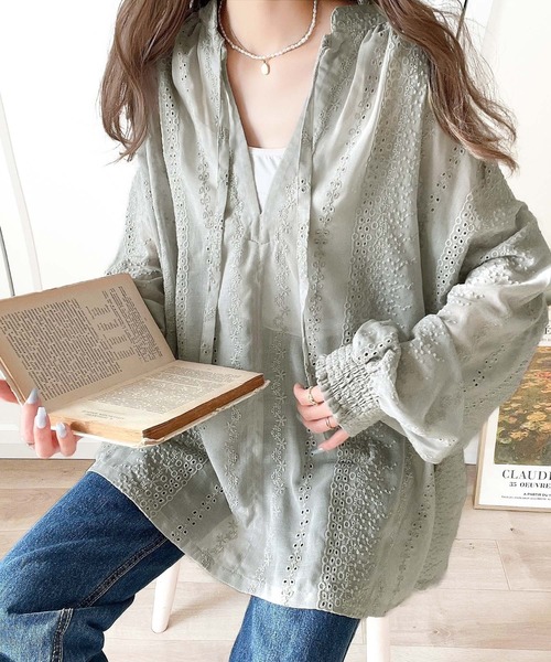 classicalelf(クラシカルエルフ)の「フェミニンな刺繍にうっとり。前後2wayシアー刺繍カフタンブラウス(シャツ/ブラウス・レディース・グレー/オフホワイト/ブラック・LARGE/MEDIUM/SMALL/X-LARGE)」の3枚目の写真