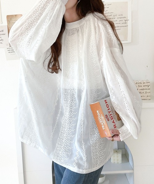 classicalelf(クラシカルエルフ)の「フェミニンな刺繍にうっとり。前後2wayシアー刺繍カフタンブラウス(シャツ/ブラウス・レディース・グレー/オフホワイト/ブラック・LARGE/MEDIUM/SMALL/X-LARGE)」の9枚目の写真