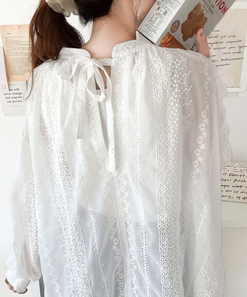 classicalelf(クラシカルエルフ)の「フェミニンな刺繍にうっとり。前後2wayシアー刺繍カフタンブラウス(シャツ/ブラウス・レディース・グレー/オフホワイト/ブラック・LARGE/MEDIUM/SMALL/X-LARGE)」の5枚目の写真