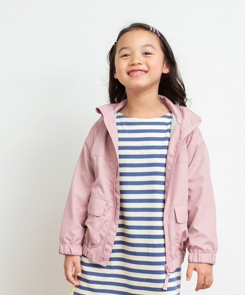 BREEZE(ブリーズ)の「【撥水加工/フードがしまえる】カラバリウィンドブレーカー(ナイロンジャケット・キッズ・ブラック/オレンジ/レインボー/ピンク/グレー/ブルー・110/130/120/140/90/100/150)」の4枚目の写真