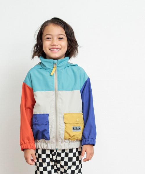 BREEZE(ブリーズ)の「【撥水加工/フードがしまえる】カラバリウィンドブレーカー(ナイロンジャケット・キッズ・ブラック/オレンジ/レインボー/ピンク/グレー/ブルー・110/130/120/140/90/100/150)」の6枚目の写真