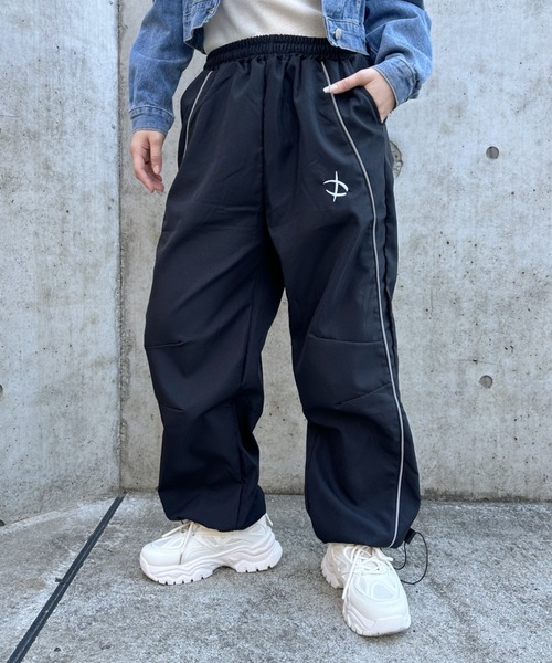 CLEA(クレア)の「ライントラックジョガーパンツ(その他パンツ・レディース・レッド/ブラック/カーキ・M)」の1枚目の写真