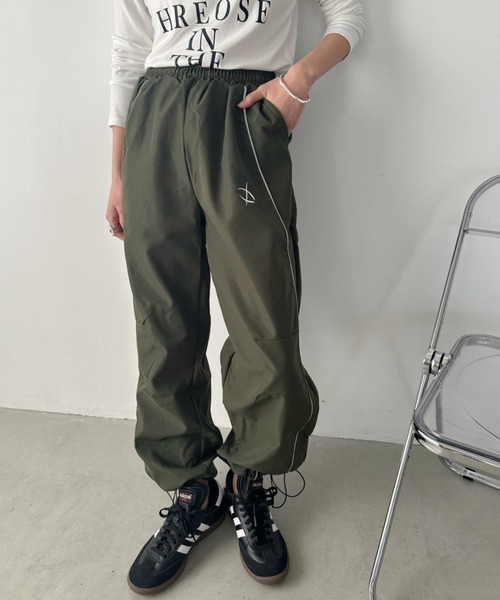 CLEA(クレア)の「ライントラックジョガーパンツ(その他パンツ・レディース・レッド/ブラック/カーキ・M)」の4枚目の写真