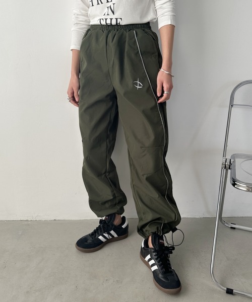 CLEA(クレア)の「ライントラックジョガーパンツ(その他パンツ・レディース・レッド/ブラック/カーキ・M)」の8枚目の写真