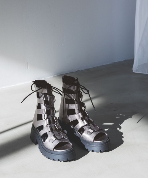 PAGEBOY(ページボーイ)の「レースアップブーツサンダル(サンダル・レディース・ブラック/ブロンズ・LARGE/MEDIUM)」の2枚目の写真