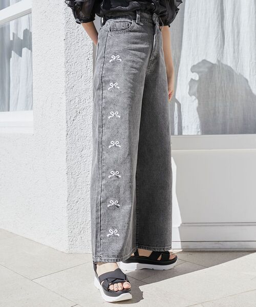 MAJESTIC LEGON(マジェスティックレゴン)の「【WEB限定Lサイズあり】リボンビジューデニムパンツ(デニムパンツ・レディース・サックスブルー/ピンク/グレー/ブルー系その他3/グレー系その他・SMALL/MEDIUM/LARGE)」の12枚目の写真