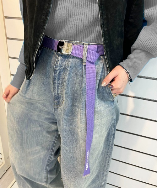 DOUBLE NAME(ダブルネーム)の「バックルロゴガチャベルト/ユニセックス(ベルト・レディース・パープル/ピンク/オフホワイト/ブラック/イエロー・FREE)」の3枚目の写真