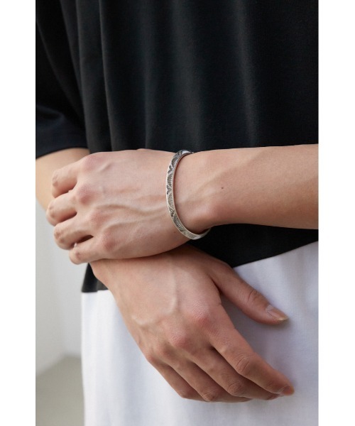 AZUL by moussy（アズールバイマウジー）の「ネイティブバングル（ネックレス・メンズ・ゴールド/シルバー・FREE）」の2枚目の写真