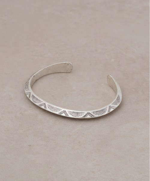 AZUL by moussy（アズールバイマウジー）の「ネイティブバングル（ネックレス・メンズ・ゴールド/シルバー・FREE）」の4枚目の写真