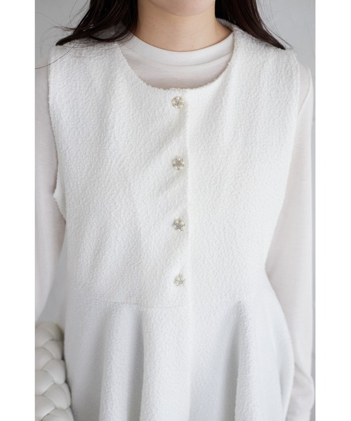 &. NOSTALGIA（アンドドットノスタルジア）の「【ZOZO限定】ビジューボタンペプラムジレ（Tシャツ/カットソー・レディース・ブラック/アイボリー・M）」の4枚目の写真