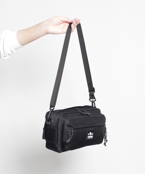 moz（モズ）の「MOZ（モズ） 軽撥水加工 アウトドアテイスト な スクエア型 ショルダーバッグ ウエストバッグ（ショルダーバッグ・レディース・ブラック/インディゴブルー/ライトグリーン/グレイッシュベージュ/アイボリー/サンドベージュ・ONE SIZE）」の8枚目の写真