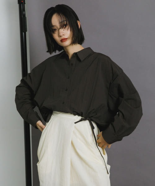 KBF（ケイビーエフ）の「ヘムドロストシャツ（シャツ/ブラウス・レディース・オフホワイト/ブルー系その他/ダークブラウン/レッド系その他・ONE）」の19枚目の写真