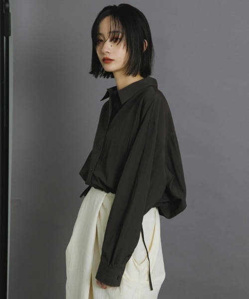 KBF（ケイビーエフ）の「ヘムドロストシャツ（シャツ/ブラウス・レディース・オフホワイト/ブルー系その他/ダークブラウン/レッド系その他・ONE）」の21枚目の写真