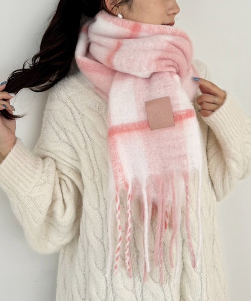 one after another NICE CLAUP(ワンアフターアナザーナイスクラップ)の「NCEロゴタグ付きマフラー(マフラー・レディース・アイボリー/グレー系その他/イエロー系その他/ピンク系その他/モカ/ブルー系その他・FREE)」の6枚目の写真