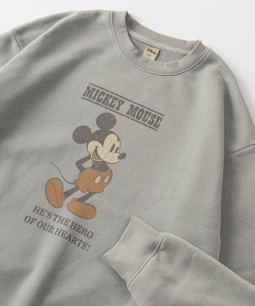 Disney（ディズニー）の「【Disney/ディズニー】ミッキーマウスイラスト ヴィンテージライクプリント＆刺繍デザイン ビッグシルエット クルーネックスウェット/3Type（スウェット・レディース・アイボリー/サックスブルー/ブルーグレー/ダークグリーン/チャコールグレー/ダークブラウン・M/L/XL）」の3枚目の写真
