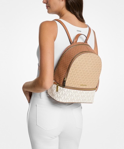 MICHAEL KORS（マイケルコース）の「RHEA ZIP バックパック ミディアム - MKシグネチャー（バックパック/リュック・レディース・ブラウン系その他・FREE）」の2枚目の写真