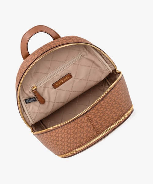MICHAEL KORS（マイケルコース）の「RHEA ZIP バックパック ミディアム - MKシグネチャー（バックパック/リュック・レディース・ブラウン系その他・FREE）」の3枚目の写真