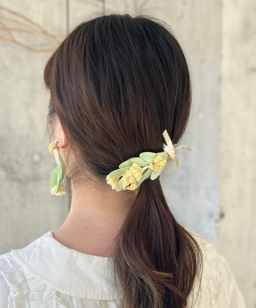 m.soeur(エムスール)の「ミモザの花束バレッタ(バレッタ/ヘアクリップ・レディース・グリーン/グレー/ブラック・FREE)」の3枚目の写真