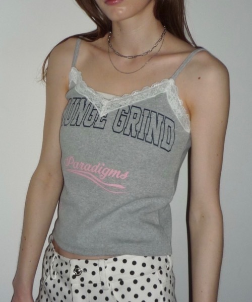 SHAGGIE（シャギー）の「グランジロゴレースキャミソールトップス（キャミソール・レディース・グレー/ホワイト/ピンク・FREE）」の2枚目の写真