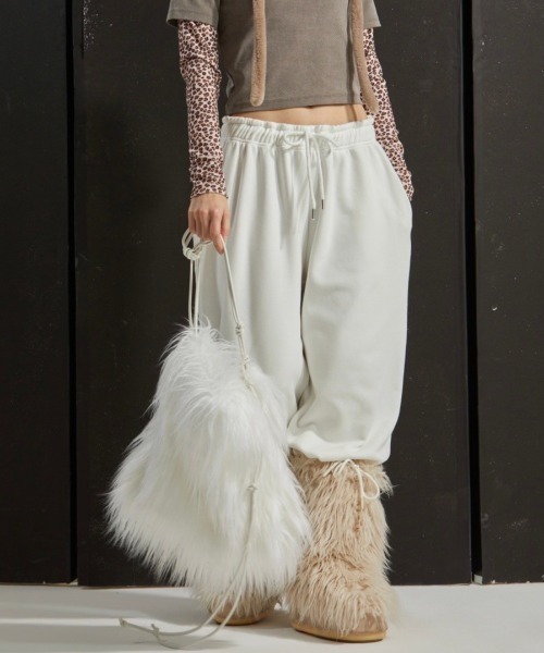 GATELESS(ゲートレス)の「【GATELESS】LONG FUR SHOULDER BAG / 【ゲートレス】ロングファーショルダーバッグ(ショルダーバッグ・レディース・グレー/ホワイト・ONE SIZE)」の4枚目の写真