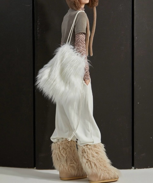 GATELESS(ゲートレス)の「【GATELESS】LONG FUR SHOULDER BAG / 【ゲートレス】ロングファーショルダーバッグ(ショルダーバッグ・レディース・グレー/ホワイト・ONE SIZE)」の16枚目の写真