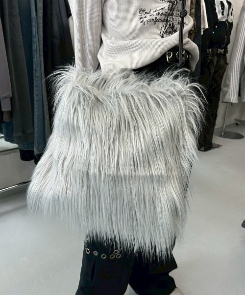 GATELESS(ゲートレス)の「【GATELESS】LONG FUR SHOULDER BAG / 【ゲートレス】ロングファーショルダーバッグ(ショルダーバッグ・レディース・グレー/ホワイト・ONE SIZE)」の15枚目の写真