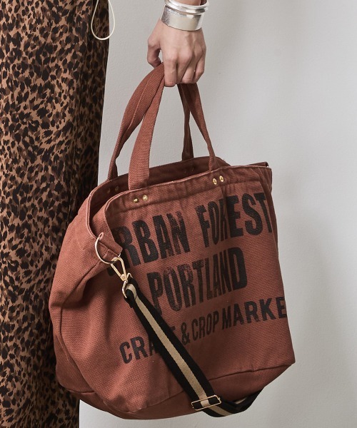CHIC STYLE(シックスタイル)の「プリントトートバッグ シックスタイル(トートバッグ・レディース・チャコール/ブラウン/カーキ/グレー系/レオパード・FREE)」の1枚目の写真