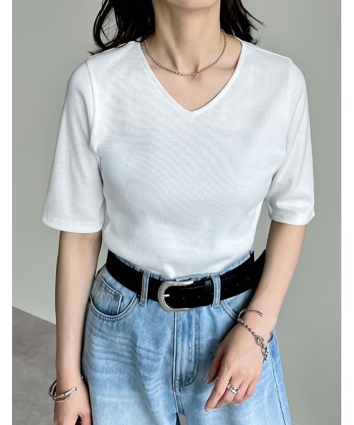 Re:EDIT（リエディ）の「[選べるネックデザイン][全骨格きれい見え]テレコリブ5分袖トップス（Tシャツ/カットソー・レディース・グレー系その他3/グレー系その他2/ホワイト/ブラウン/ホワイト系その他3/ブラウン系その他3/ブラック/ブラック系その他2/グレー/ブラック系その他3/ホワイト系その他2/ブラウン系その他2・MEDIUM/LARGE）」の4枚目の写真
