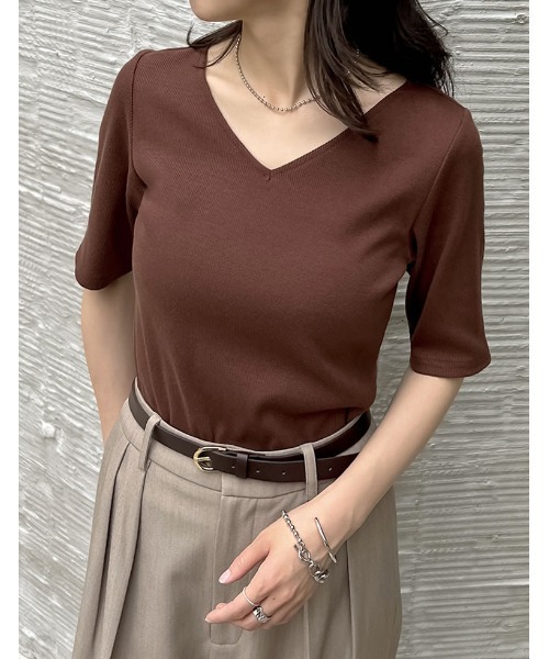Re:EDIT（リエディ）の「[選べるネックデザイン][全骨格きれい見え]テレコリブ5分袖トップス（Tシャツ/カットソー・レディース・グレー系その他3/グレー系その他2/ホワイト/ブラウン/ホワイト系その他3/ブラウン系その他3/ブラック/ブラック系その他2/グレー/ブラック系その他3/ホワイト系その他2/ブラウン系その他2・MEDIUM/LARGE）」の12枚目の写真