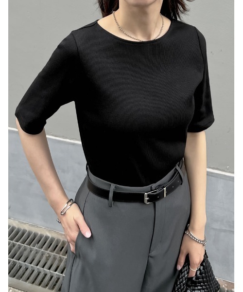 Re:EDIT（リエディ）の「[選べるネックデザイン][全骨格きれい見え]テレコリブ5分袖トップス（Tシャツ/カットソー・レディース・グレー系その他3/グレー系その他2/ホワイト/ブラウン/ホワイト系その他3/ブラウン系その他3/ブラック/ブラック系その他2/グレー/ブラック系その他3/ホワイト系その他2/ブラウン系その他2・MEDIUM/LARGE）」の5枚目の写真