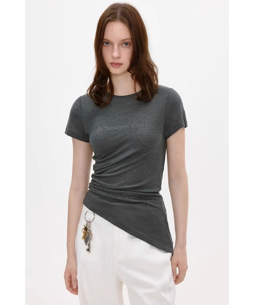 Fano Studios(ファノ ストゥディオズ)の「レタリング アシンメトリーヘム 半袖Tシャツ FX25S230【Fano Studios】(Tシャツ/カットソー・レディース・チャコール・L/M/S)」の1枚目の写真