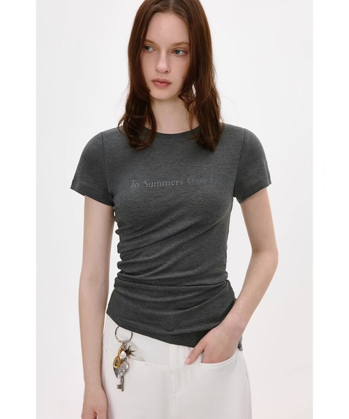 Fano Studios(ファノ ストゥディオズ)の「レタリング アシンメトリーヘム 半袖Tシャツ FX25S230【Fano Studios】(Tシャツ/カットソー・レディース・チャコール・L/M/S)」の2枚目の写真
