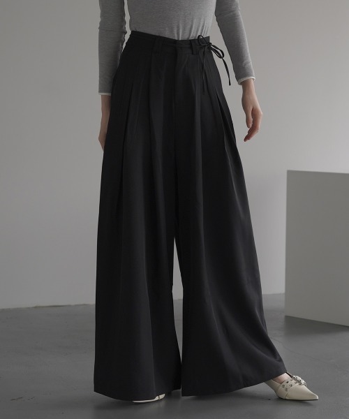 Clum（クルム）の「2-pleat wide slacks pants skirsla pants / 2タックワイドスラックスパンツ スカスラパンツ（スラックス・レディース・ブラック/グレー/ブラウン・SMALL/MEDIUM/LARGE）」の2枚目の写真