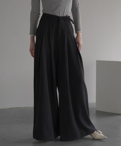 Clum（クルム）の「2-pleat wide slacks pants skirsla pants / 2タックワイドスラックスパンツ スカスラパンツ（スラックス・レディース・ブラック/グレー/ブラウン・SMALL/MEDIUM/LARGE）」の5枚目の写真