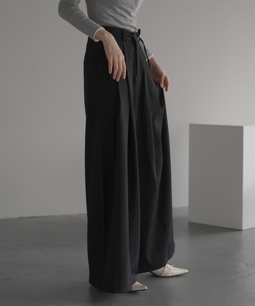 Clum（クルム）の「2-pleat wide slacks pants skirsla pants / 2タックワイドスラックスパンツ スカスラパンツ（スラックス・レディース・ブラック/グレー/ブラウン・SMALL/MEDIUM/LARGE）」の9枚目の写真