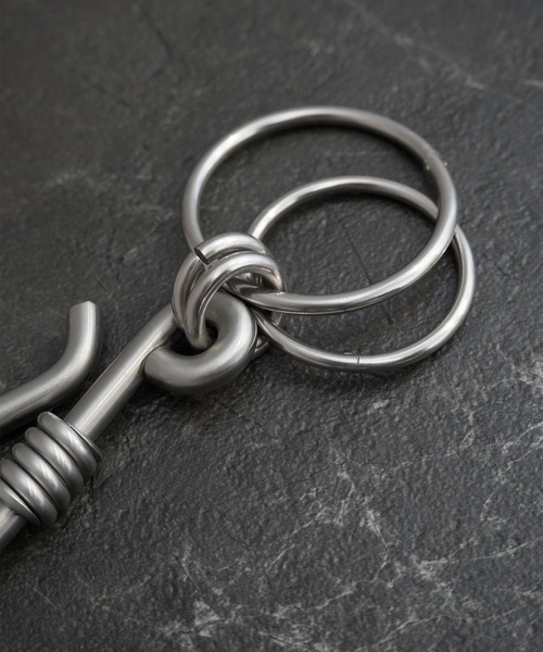 SBG(エスビー)の「インフルエンサー ken × SBG ツイストダブルフープキーリング(キーケース/キーアクセサリー・メンズ・シルバー・FREE)」の4枚目の写真