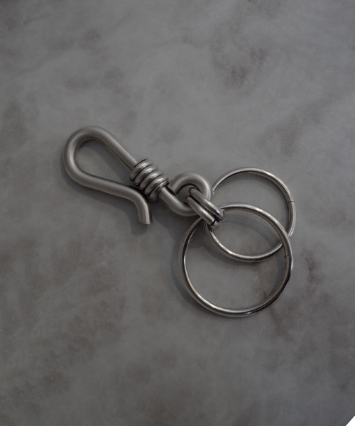 SBG(エスビー)の「インフルエンサー ken × SBG ツイストダブルフープキーリング(キーケース/キーアクセサリー・メンズ・シルバー・FREE)」の5枚目の写真