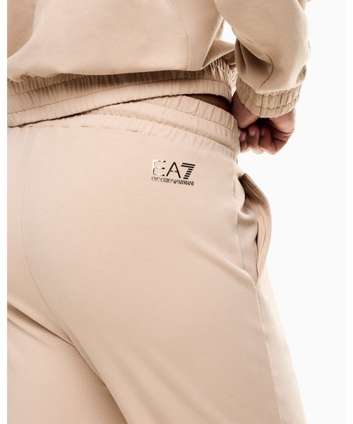 EMPORIO ARMANI EA7(エンポリオアルマーニイーエーセブン)の「【エンポリオ アルマーニ EA7】トラックスーツ オーガニックコットン混紡 オーバーサイズロゴ(セットアップ・レディース・ベージュ/ブラック・LARGE/MEDIUM/SMALL/X-SMALL)」の5枚目の写真