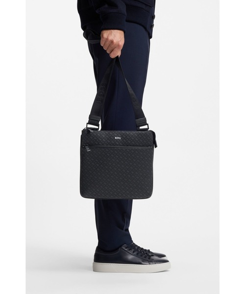 BOSS（ボス）の「モノグラムパネル エンベロープバッグ フォイルエンボスロゴ（ショルダーバッグ・メンズ・ブラック・ONESIZE）」の6枚目の写真