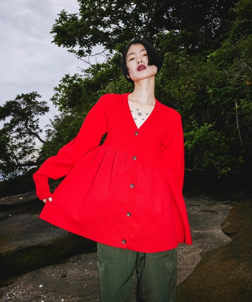 OMMO(オーエムエムオー)の「TUCK FLARE KNIT CD(カーディガン/ボレロ・レディース・グレー/ブラック/カーキ/レッド・F)」の11枚目の写真