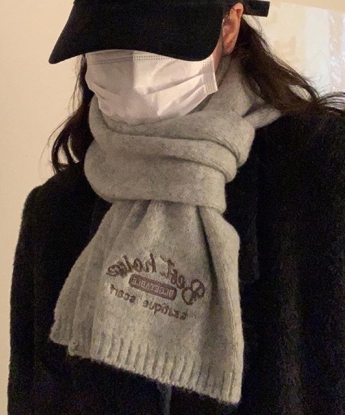 SHEPP（シープ）の「レタリング刺繍ニットマフラー（マフラー・レディース・アイボリー/レッド/グレー/ブラック/ベージュ・F）」の4枚目の写真