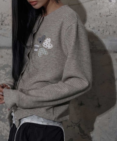 FANCY CLUB(ファンシークラブ)の「A'GEM/9 × .kom 『FANCY CLUB/ファンシークラブ』 CLOVER PATCHWORK CARDIGAN/パッチワーク カーディガン(カーディガン/ボレロ・レディース・グレー/ベージュ・FREE)」の1枚目の写真