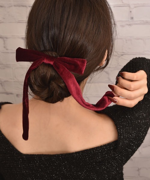 Mayree（メイリー）の「【float】ベロア ロングリボン ヘアゴム（ヘアゴム・レディース・ブラウン/ボルドー/インディゴブルー/アイボリー/ブラック・FREE）」の13枚目の写真
