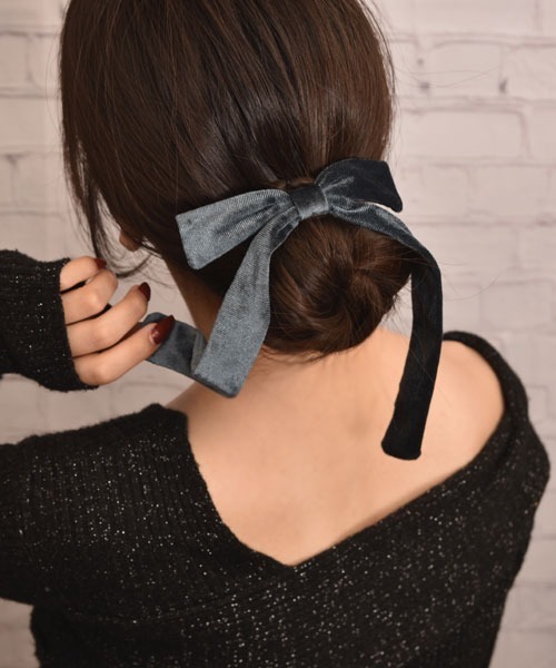 Mayree（メイリー）の「【float】ベロア ロングリボン ヘアゴム（ヘアゴム・レディース・ブラウン/ボルドー/インディゴブルー/アイボリー/ブラック・FREE）」の18枚目の写真